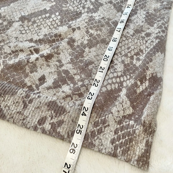 Women’s Express V-Neck Metallic Sweater - Picture 12 of 16